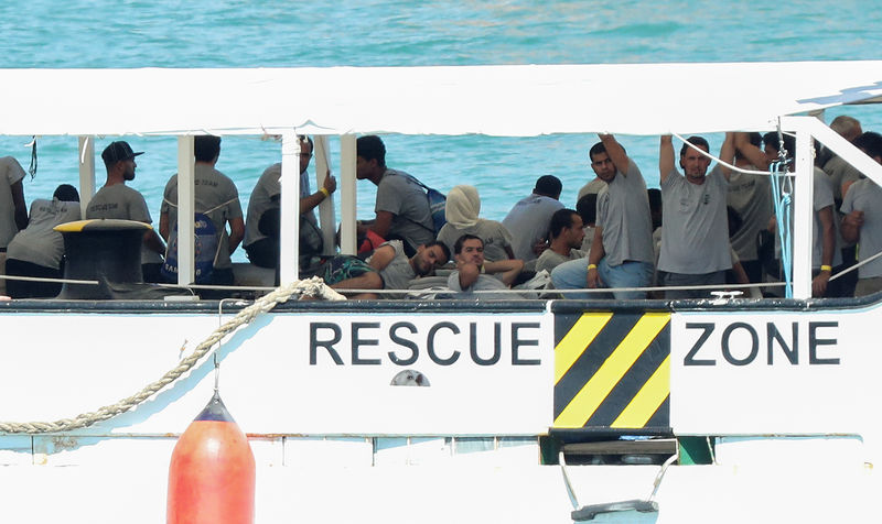 © Reuters. Barcellona, 4 luglio: lo sbarco dei migranti trasportati dalla nave Open Arms al largo della Libia