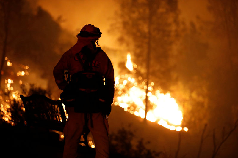 © Reuters. Bombeiro observa incêndio na Califórnia