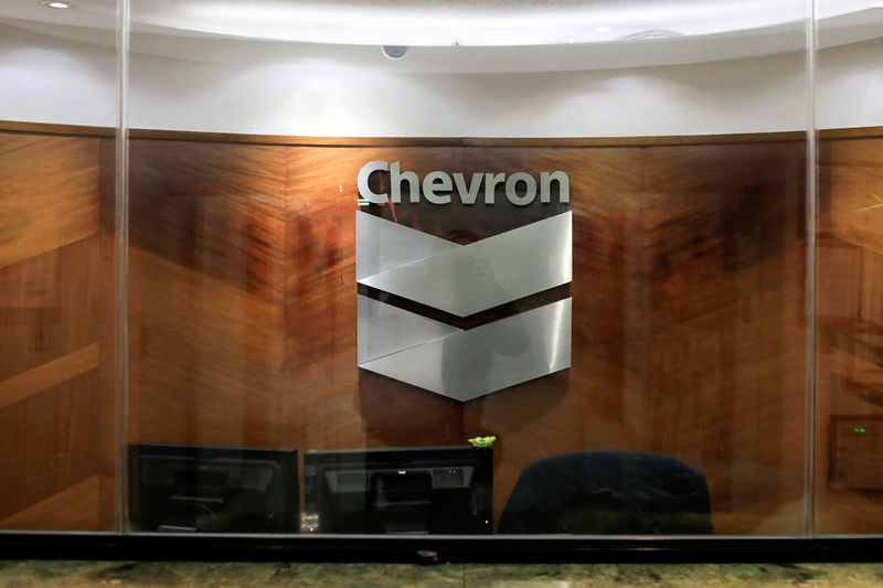 © Reuters. FILE PHOTO: The logo of Chevron is seen at the company's office in Caracas