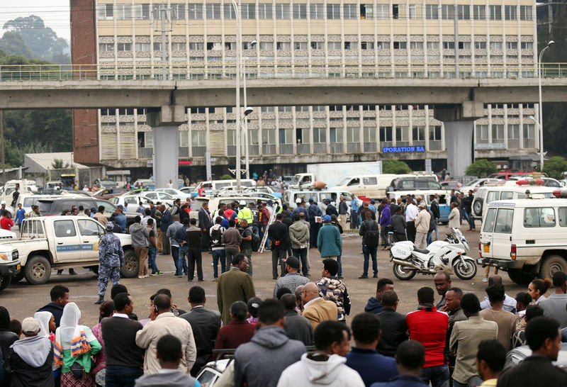 © Reuters. المئات يتظاهرون في إثيوبيا بعد مقتل مدير مشروع سد النهضة