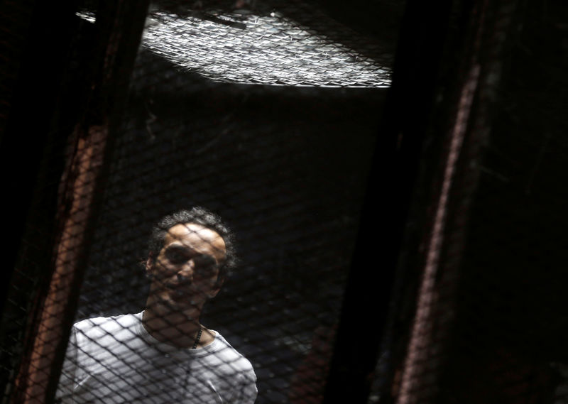 © Reuters. مصور مصري حائز على جائزة اليونسكو لحرية الصحافة ينتظر حكما