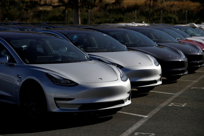 © Reuters. FILE PHOTO: A row of new Tesla Model 3 electric vehicles is seen at a parking lot in Richmond