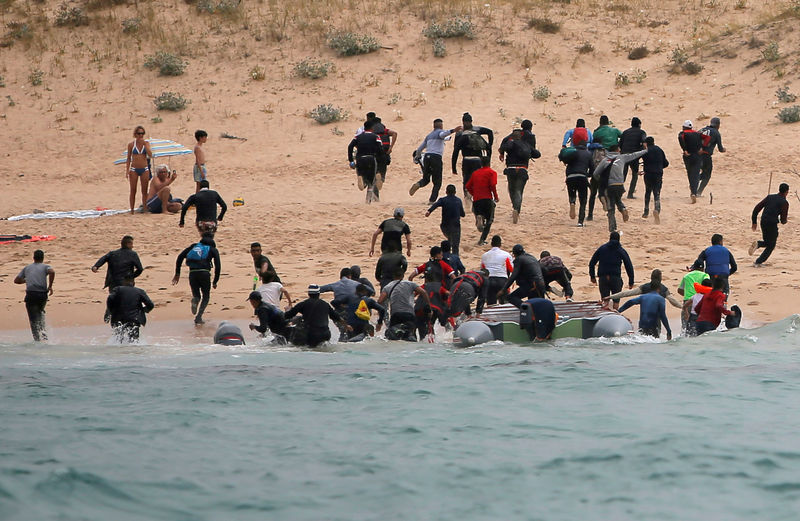 © Reuters. وصول أكثر من 30 مهاجرا لشاطئ إسباني وفرارهم من الشرطة
