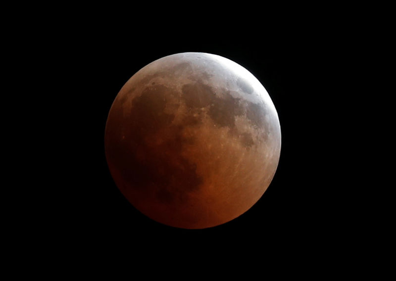 © Reuters. "القمر الدموي" يبهر مراقبي النجوم في أطول خسوف في القرن 21
