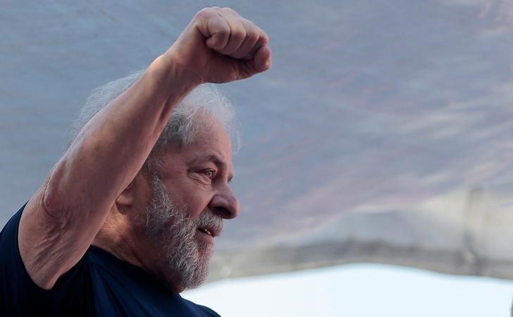 © Reuters. Imagen de archivo del expresidente de Brasil Luiz Inácio Lula da Silva durante una protesta en Sao Bernardo do Campo