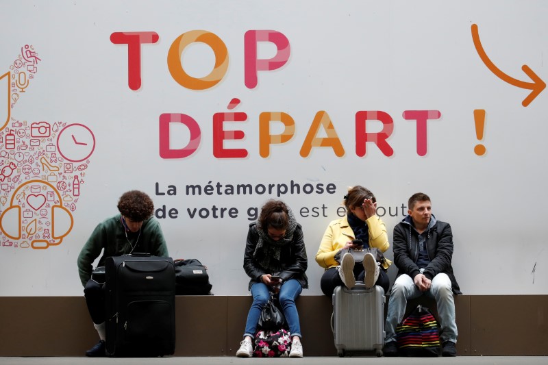 © Reuters. PAS DE RETOUR À LA NORMALE AVANT JEUDI À MONTPARNASSE