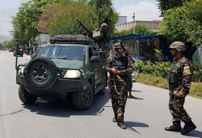 © Reuters. انفجارات وأعيرة نارية في مدينة جلال اباد بشرق أفغانستان