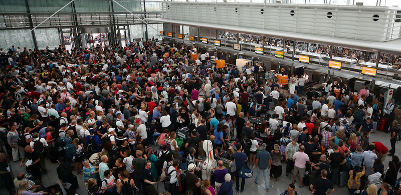 © Reuters. مطار ميونيخ الألماني يلغي 200 رحلة جراء خرق أمني تسبب في إغلاق مؤقت