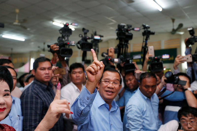 © Reuters. Cierran las urnas en Camboya, con el actual primer ministro como favorito