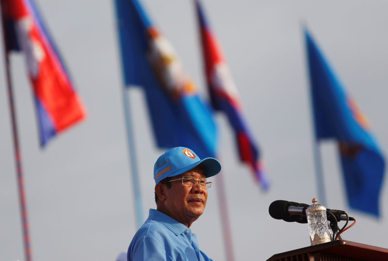 © Reuters. الحزب الحاكم في كمبوديا يعلن فوزه في الانتخابات