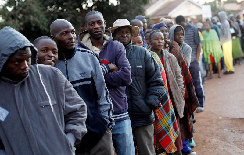 © Reuters. بدء التصويت في أول انتخابات بزيمبابوي منذ الإطاحة بموجابي