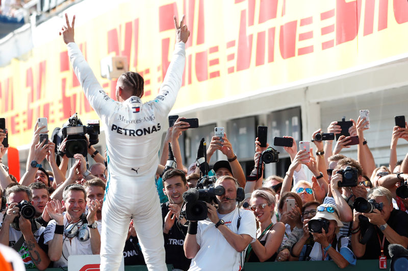 © Reuters. Hamilton gana el Gran Premio de Hungría
