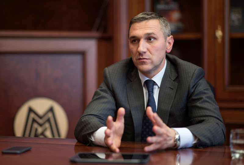 © Reuters. Директор группы ММК по экономике Андрей Ерёмин дает интервью Рейтер в Москве