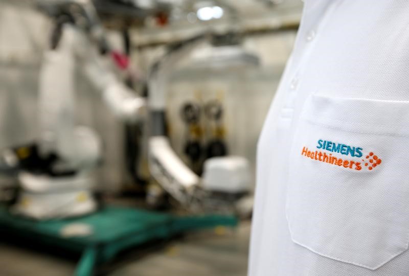 © Reuters. SIEMENS HEALTHINEERS VOIT SON BÉNÉFICE BAISSER DE 10%