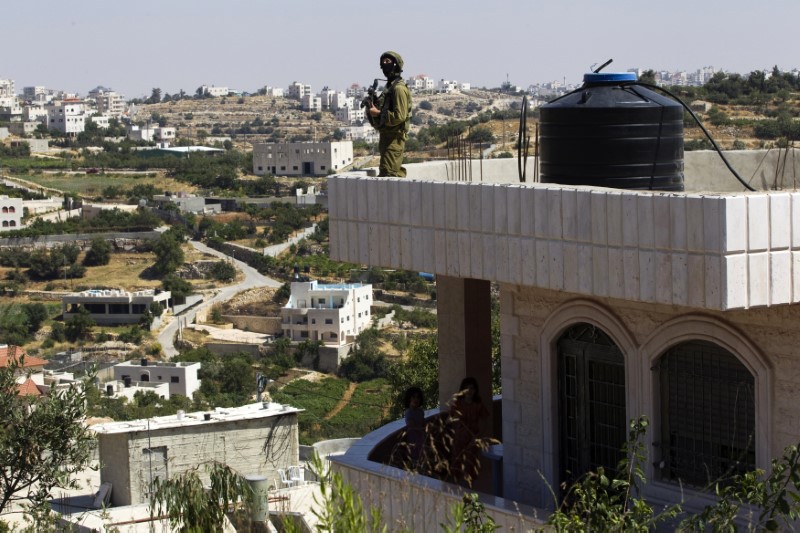 © Reuters. مصادر: إسرائيل تعتقل 20 فلسطينيا في الضفة بينهم أربعة صحفيين