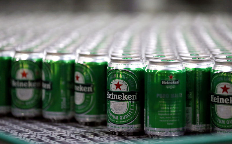 © Reuters. FILE PHOTO: Heineken beers are seen on a production line at the Heineken brewery in Jacarei, Brazil