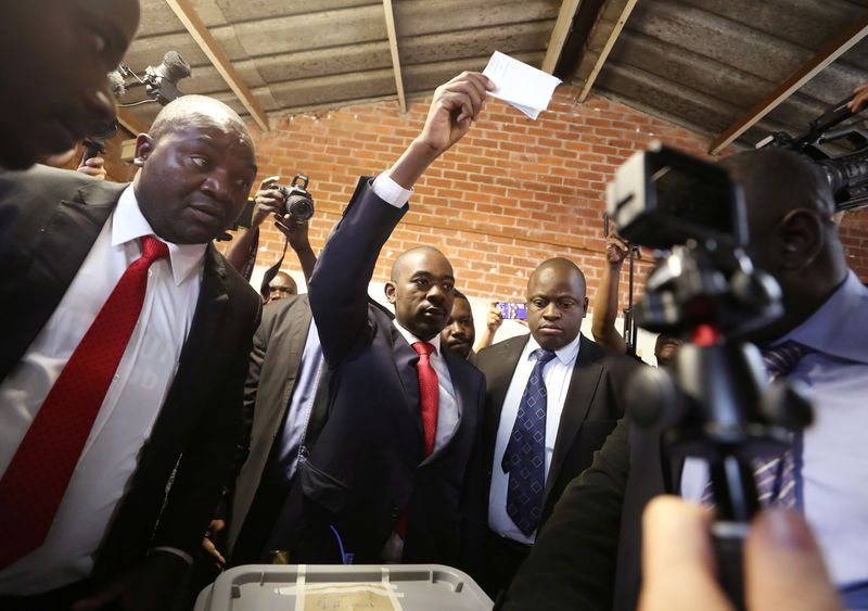 © Reuters. مرشح المعارضة في انتخابات زيمبابوي يقول "النصر مؤكد"
