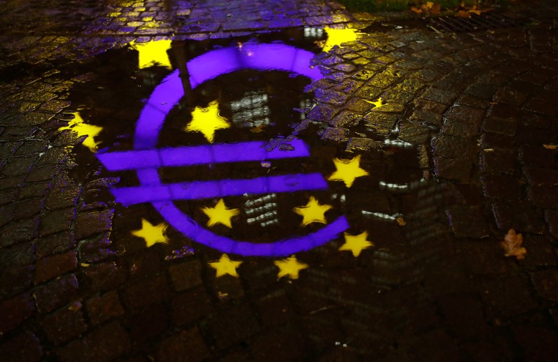 © Reuters. Euro sign seen at former ECB headquarters in Frankfurt