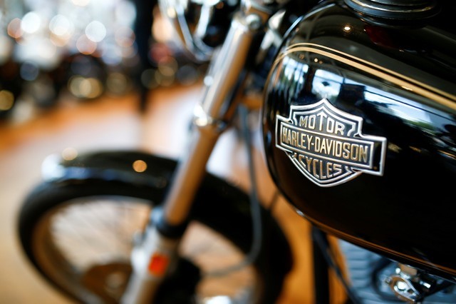 © Reuters. FILE PHOTO:    Harley Davidson motorcycles are displayed for sale at a showroom in London