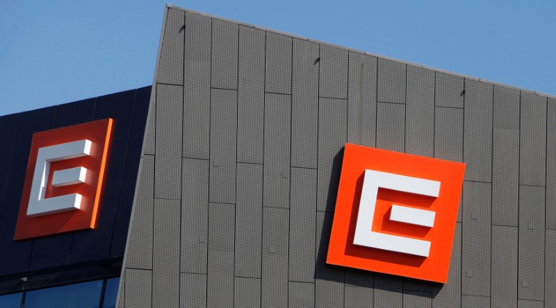 © Reuters. FILE PHOTO: Czech electricity producer CEZ's logo is seen on the company's headquarters in Prague