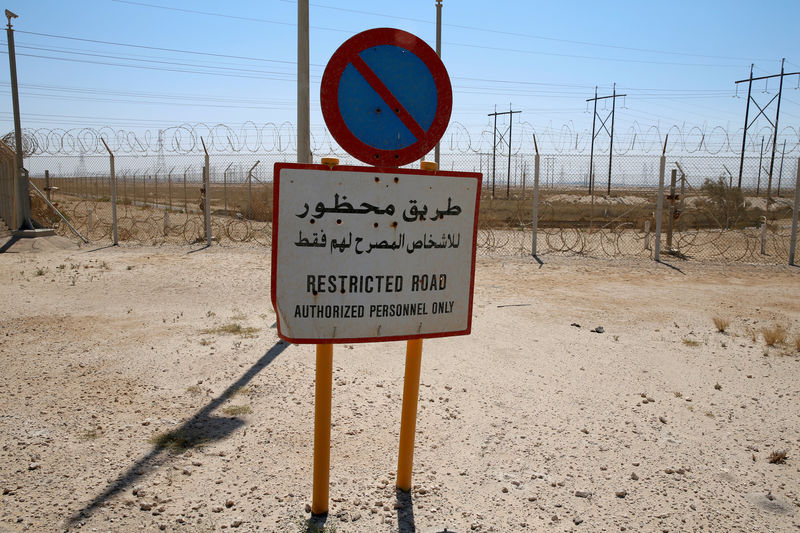 © Reuters. FILE PHOTO: A sign of restricted road is seen at Aramco's Ras Tanura oil refinery and oil terminal