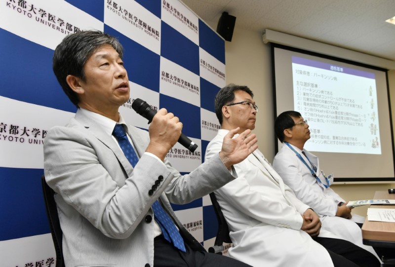 © Reuters. Jun Takahashi, professor do Centro para Pesquisa e Aplicação de Células iPS da Universidade de Kyoto, durante coletiva de imprensa em Kyoto