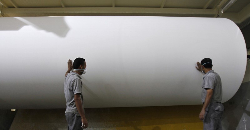 © Reuters. Trabalhadores em fábrica de papel na Jordânia