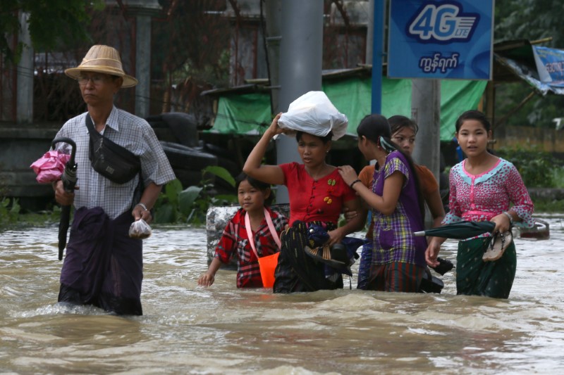 © Reuters. سيول ميانمار تجبر أكثر من 100 ألف على الفرار من منازلهم