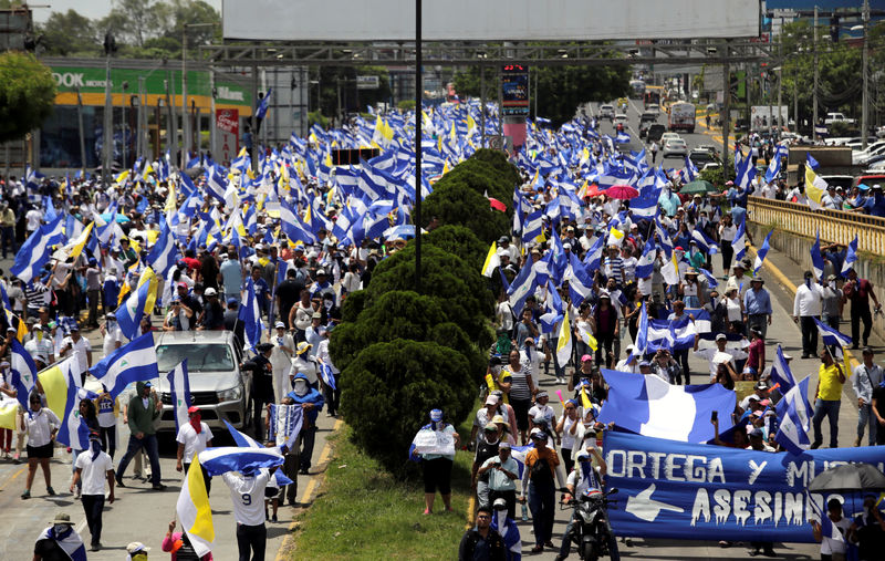 © Reuters. Manifestantes durante marcha em Manágua