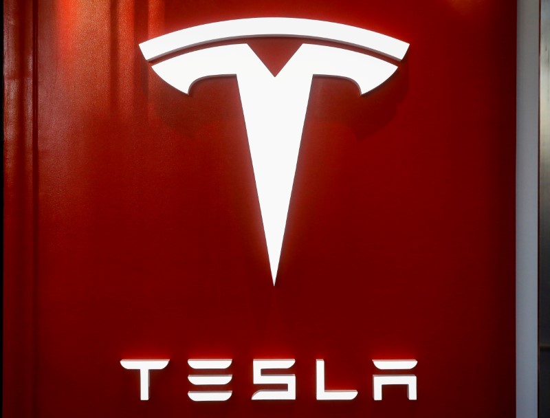 © Reuters. FILE PHOTO: The Tesla logo is seen at the entrance to Tesla Motors' new showroom in Manhattan's Meatpacking District in New York City