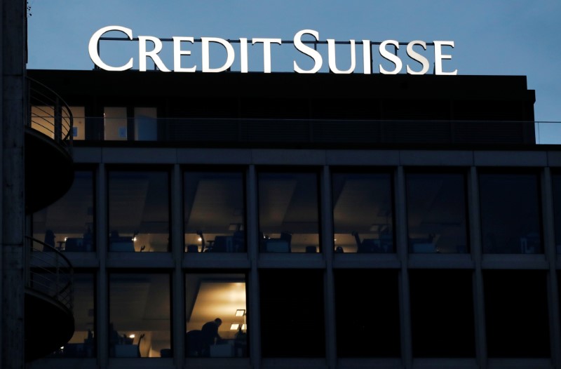 © Reuters. A logo of Credit Suisse is pictured on a building in Geneva