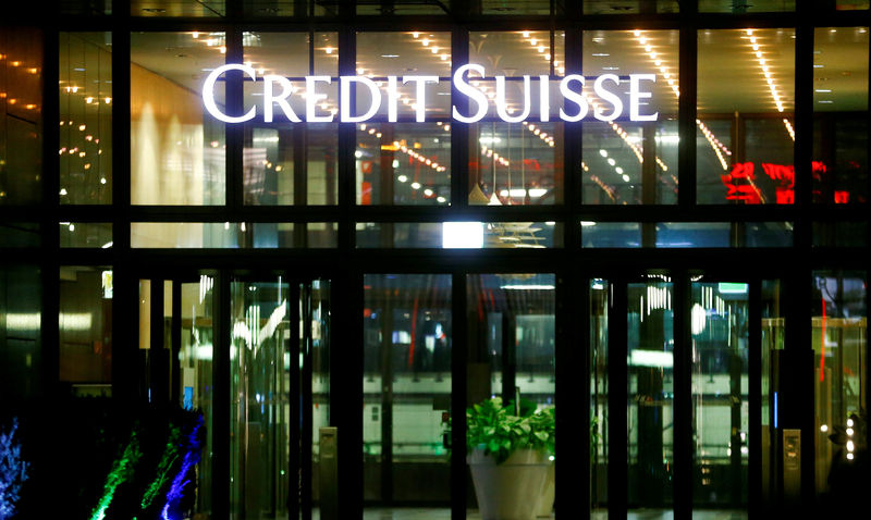 © Reuters. FILE PHOTO: The logo of of Swiss bank Credit Suisse is seen at an office building in Zurich's Oerlikon suburb