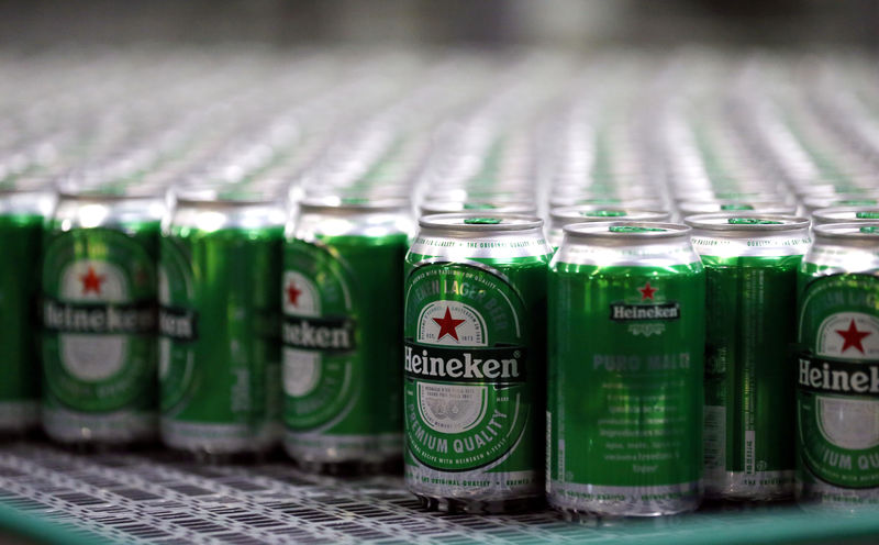 © Reuters. Heineken beers are seen on a production line at the Heineken brewery in Jacarei, Brazil