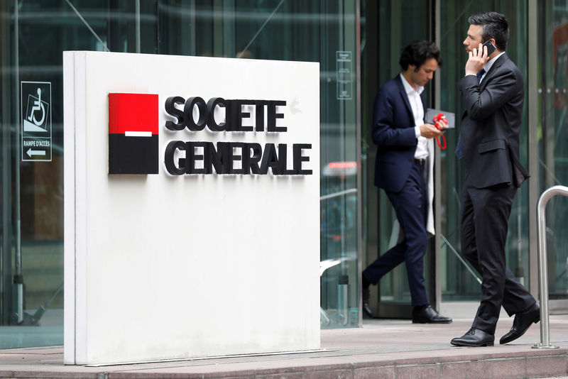© Reuters. FILE PHOTO: The logo of Societe Generale is pictured outside the headquarters of the French bank at the financial and business district of La Defense in Puteaux