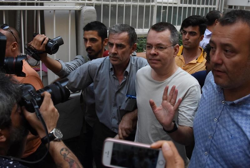 © Reuters. محام: قس أمريكي يطعن على حكم بحبسه في تركيا ويطلب رفع حظر السفر عنه
