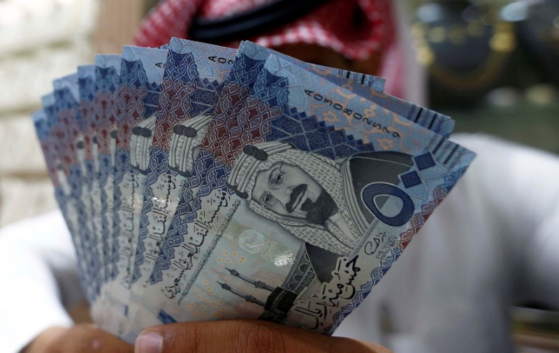 © Reuters. Saudi money changer displays Saudi Riyal banknotes at a currency exchange shop in Riyadh