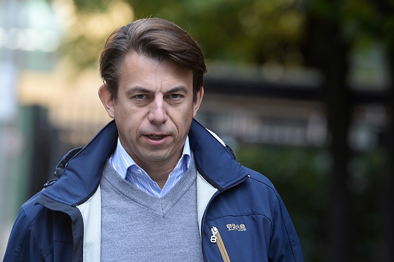 © Reuters. Former Tesco UK Finance Director Carl Rogberg arrives at Southwark Crown Court where he faces charges of fraud and false accounting in London, Britain