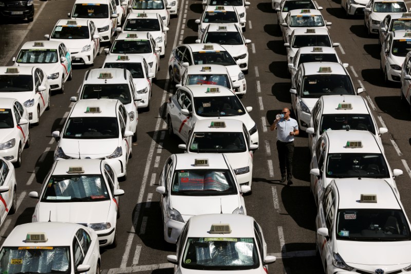 © Reuters. Táxis em greve contra Uber e Cabify bloqueiam parte da avenida Paseo de la Castellana em Madri, Espanha