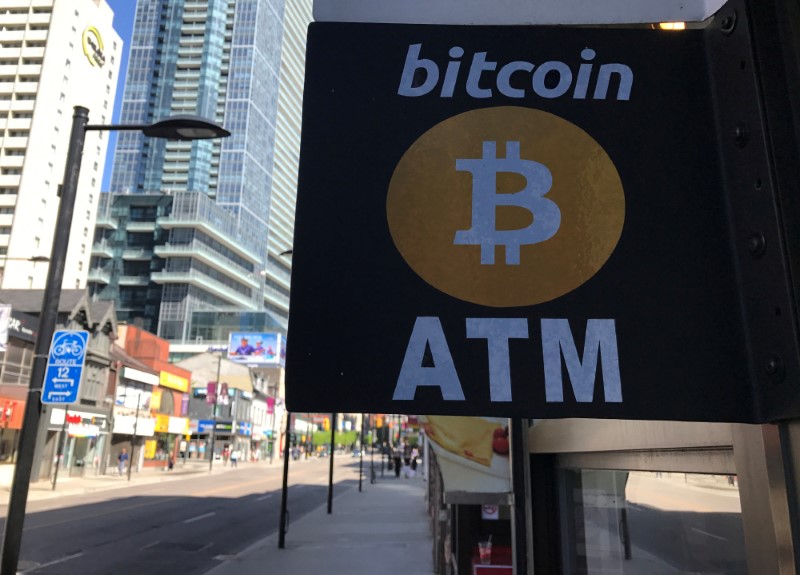 © Reuters. FILE PHOTO: A sign is seen outside a business where a Bitcoin ATM is located in Toronto