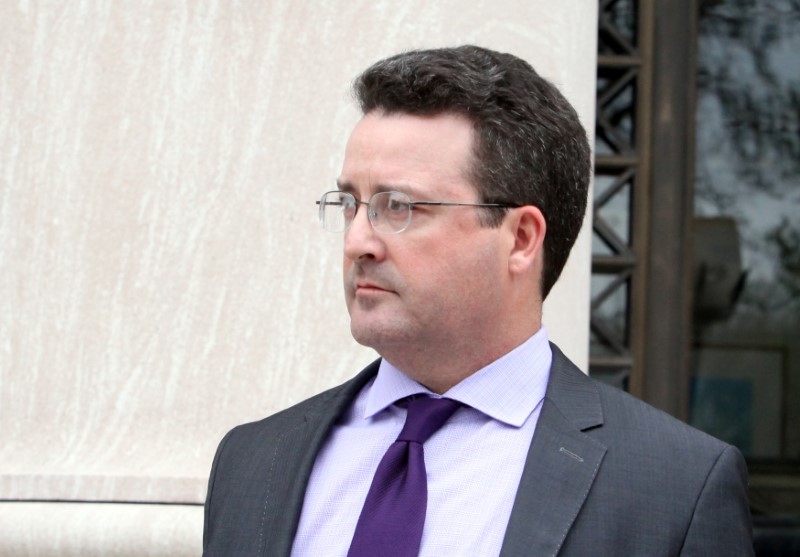 © Reuters. Former Jefferies Group bond trader Jesse Litvak walks away from U.S. District Court after his sentencing for defrauding customers on bond prices in New Haven