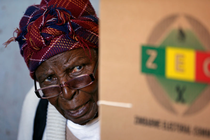 © Reuters. Mulher vota em Harare durante eleição no Zimbábue