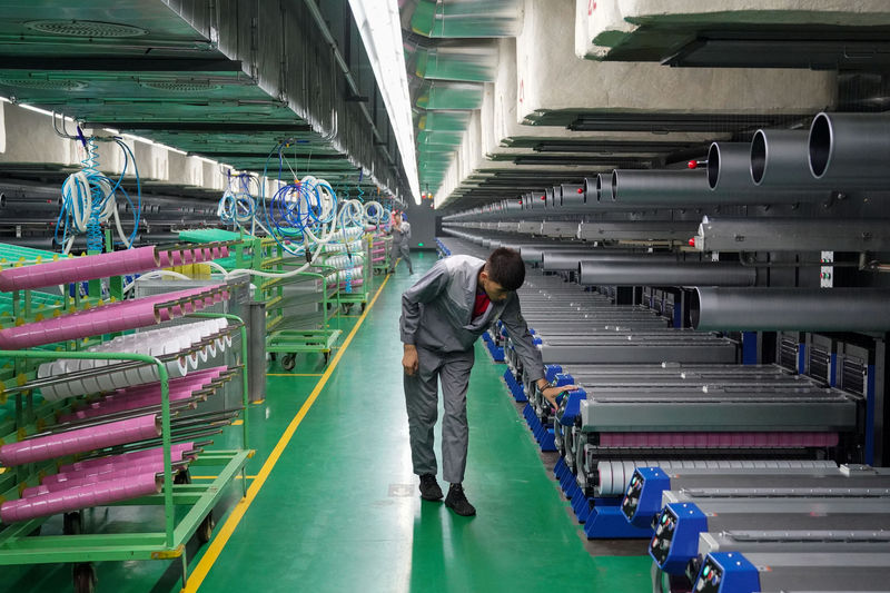 © Reuters. Worker inspects machines at a factory manufacturing spandex in an energy and chemical base in Yinchuan, Ningxia