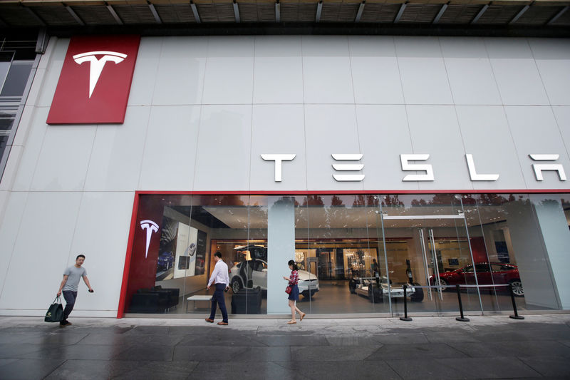 © Reuters. Un salón de exhibición de Tesla en un centro comercial en Pekín