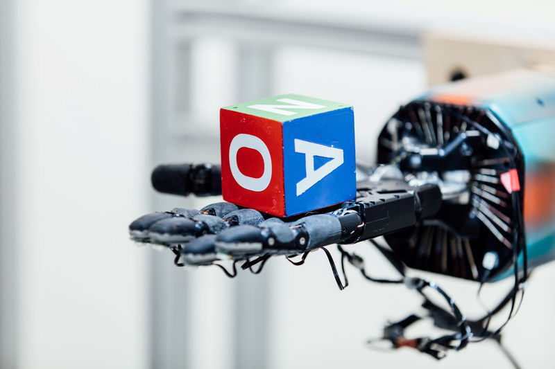 © Reuters. Dactyl, un sistema para manipulación de objetos, usando una mano robot fabricada por ShadowRobot Dexterous en Reino Unido con un bloque impreso en 3D