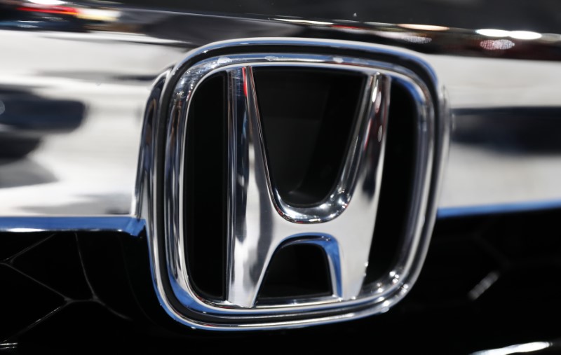 © Reuters. FILE PHOTO - The Honda logo is seen on a Honda car at the New York Auto Show in New York
