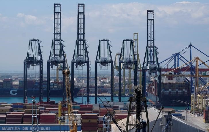 © Reuters. Grúas y contenedores en el puerto de Valencia