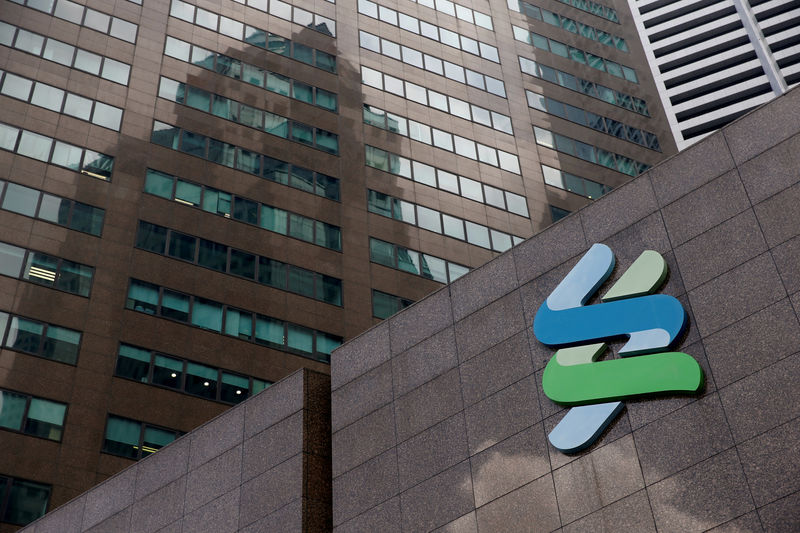 © Reuters. FILE PHOTO: A Standard Chartered bank branch in Singapore