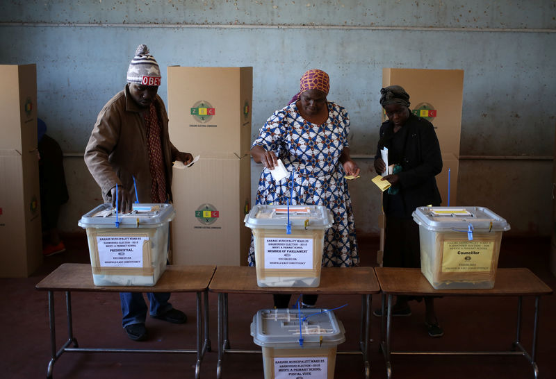 © Reuters. طرفا انتخابات الرئاسة في زيمبابوي واثقان من الفوز مع تقارب النسب