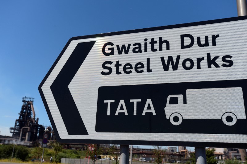 © Reuters. A road sign points to the Tata steelworks in Port Talbot