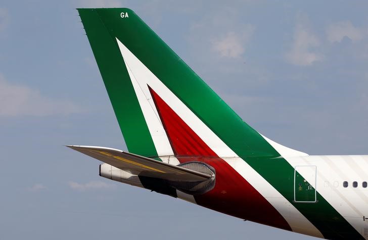 © Reuters. Un aereo Alitalia in pista all'aeroporto Leonardo da Vinci di Fiumicino